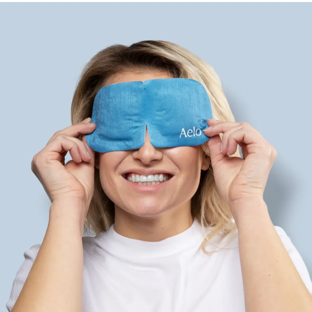 female model using aelo self heating eye mask